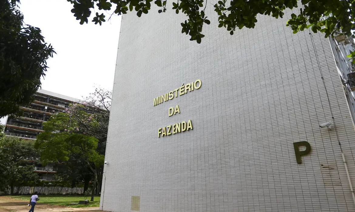 Ministério da Fazenda aumenta para 2,5% estimativa do PIB em 2025