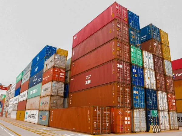 Com tarifaço, desafio de exportadores é encontrar novos mercados