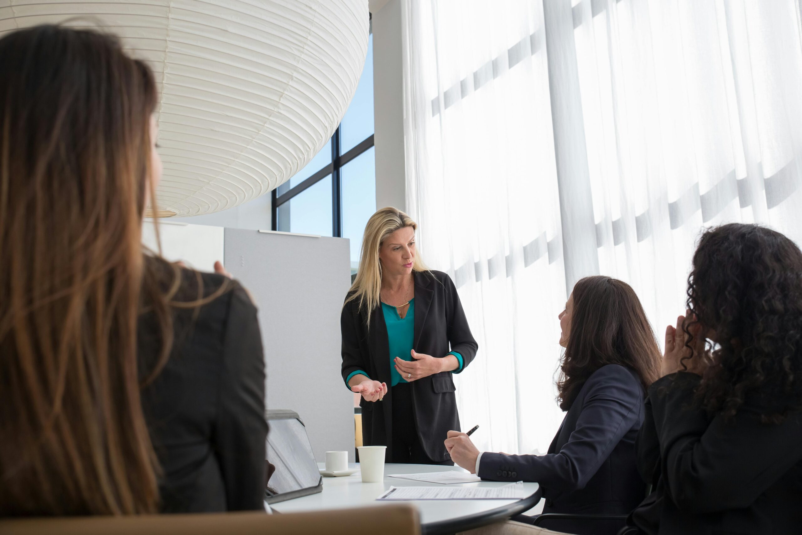 Mulheres ocupam 59% dos cargos de liderança em RH no Brasil, aponta estudo 