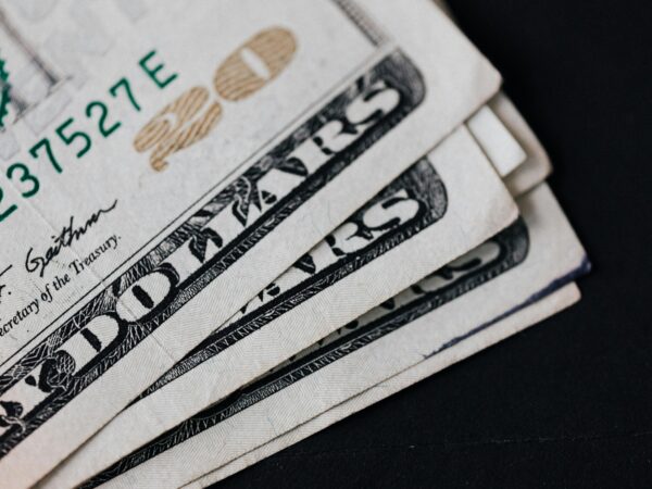 Dólar segue mercado internacional e sobe para R$ 5,43