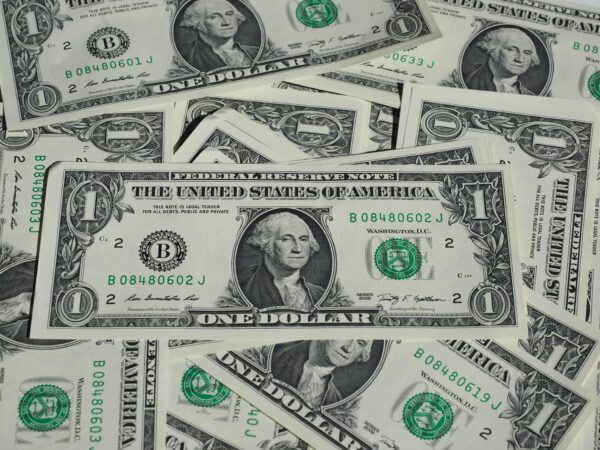 Dólar alcança R$ 5,50 e bolsa cai 2,1% após decisão de Dino