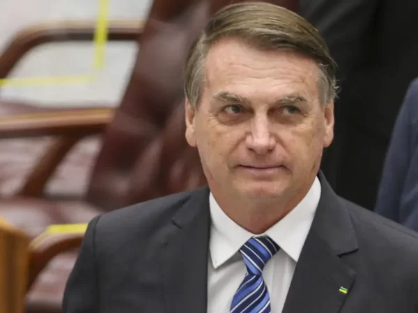 Defesa de Bolsonaro recorre contra prisão domiciliar 
