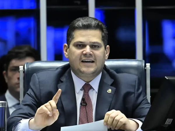 Alcolumbre manda arquivar PEC da Blindagem após rejeição da CCJ