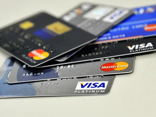 Juros do cartão de crédito rotativo avançam e chegam a 451,5% ao ano