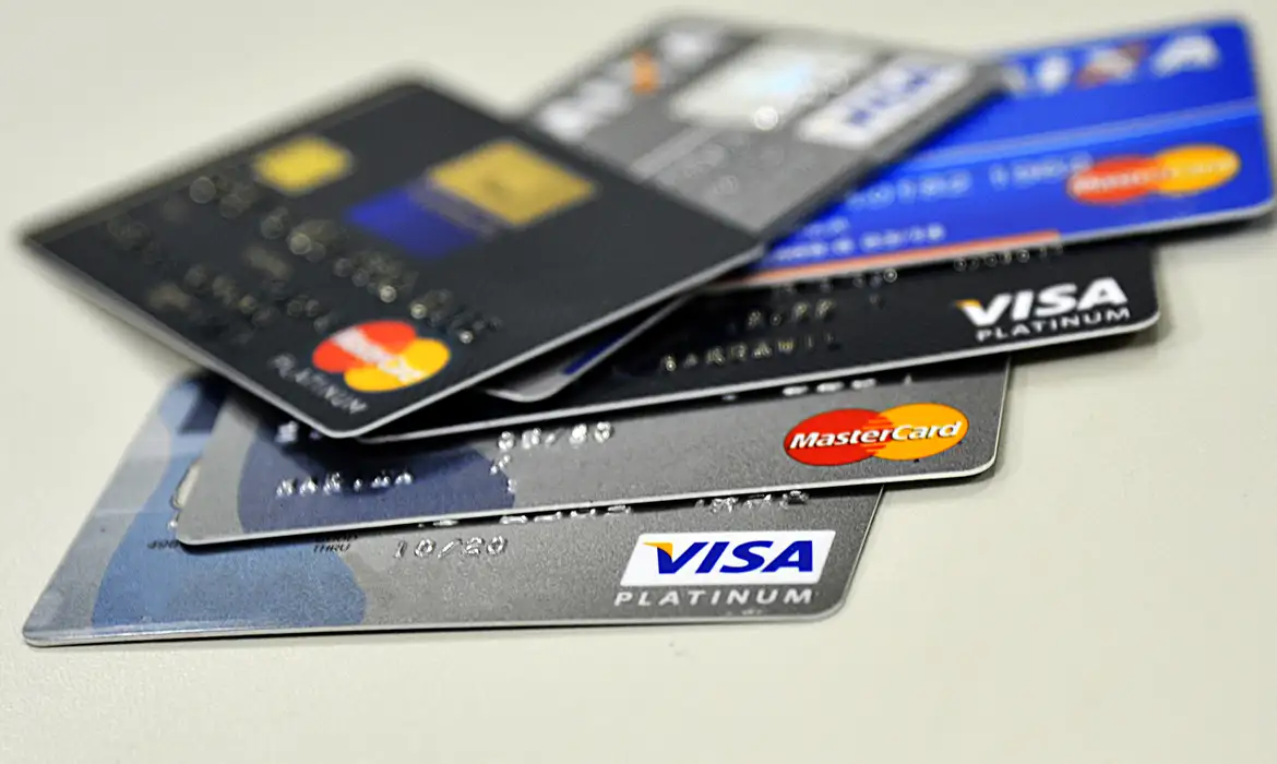Juros do cartão de crédito rotativo avançam e chegam a 451,5% ao ano
