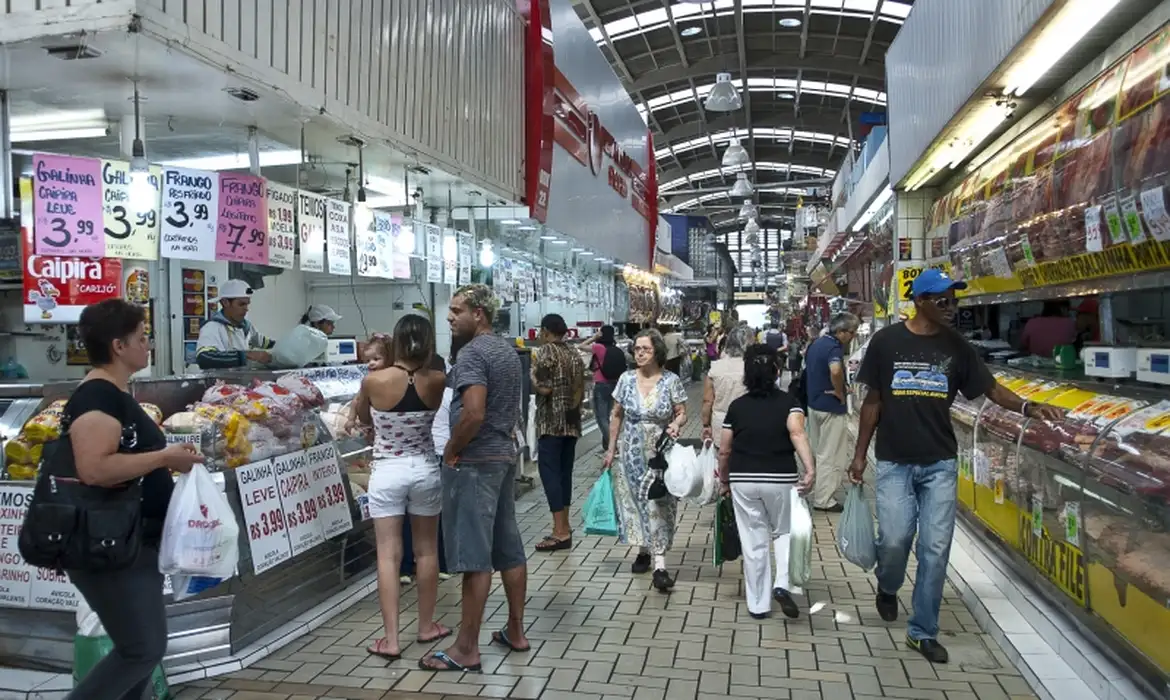 Confiança do comércio cai 5% em setembro, ao menor nível desde 2021, revela CNC
