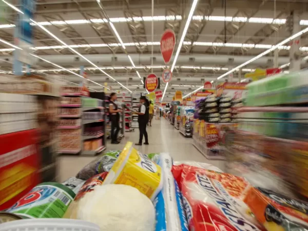 Apesar dos juros, consumo das famílias foi motor da economia no 2º tri