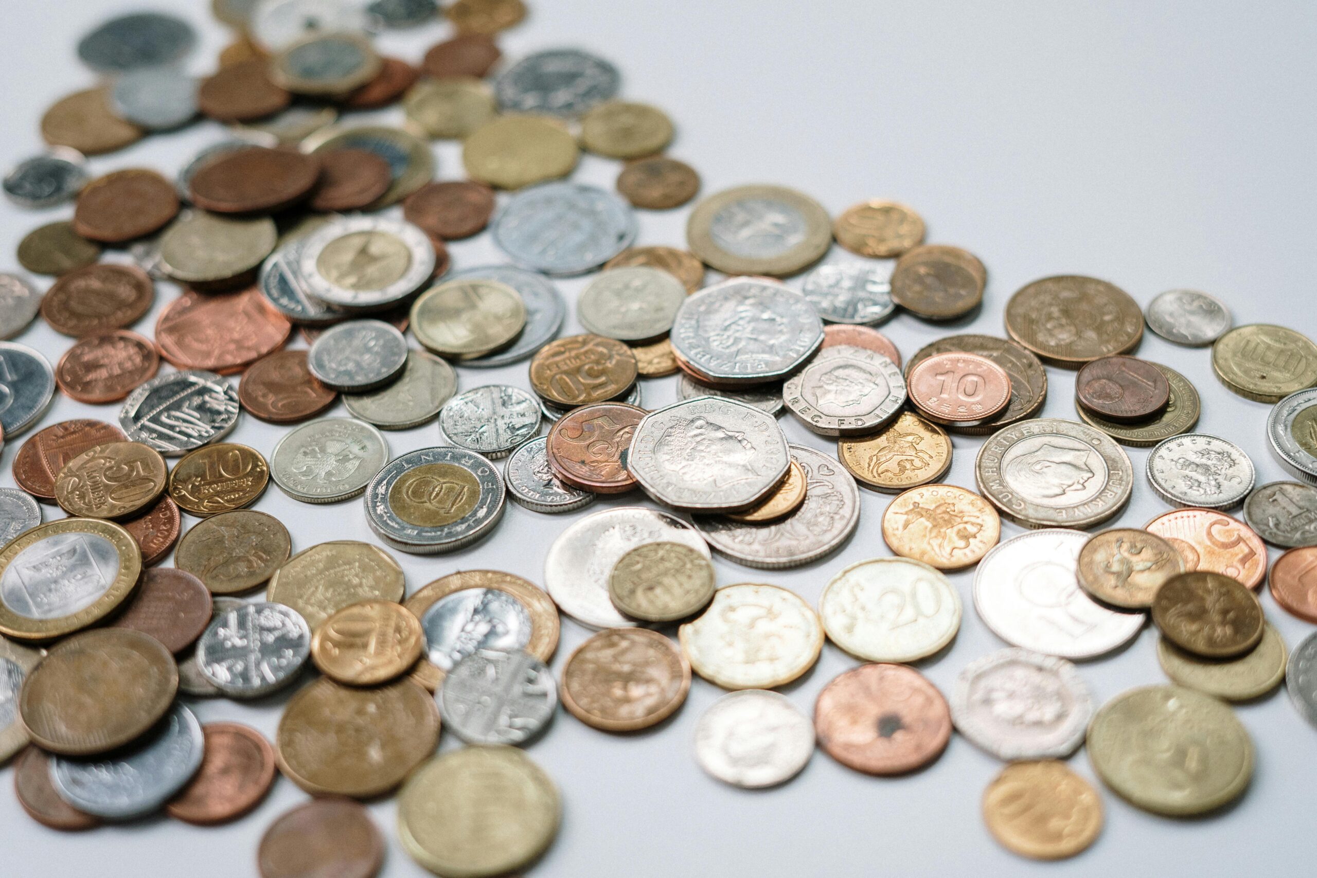 Real valorizado frente ao dólar alivia pressão da Selic alta no Brasil, mostra estudo do BIS