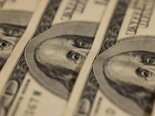 Dólar fecha em alta e vai a R$ 5,32 com correção e cautela em relação a juros nos EUA