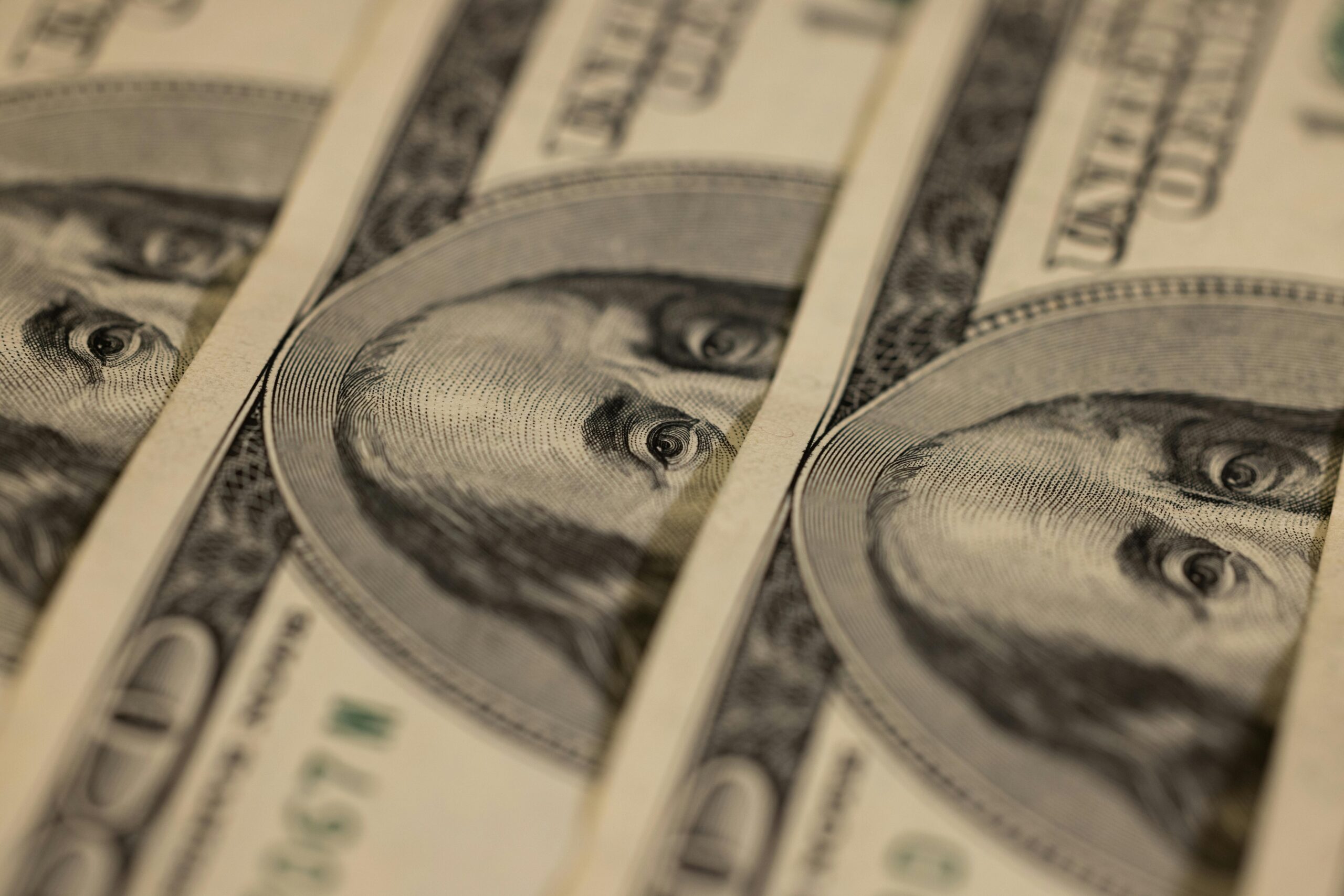 Dólar fecha em alta e vai a R$ 5,32 com correção e cautela em relação a juros nos EUA
