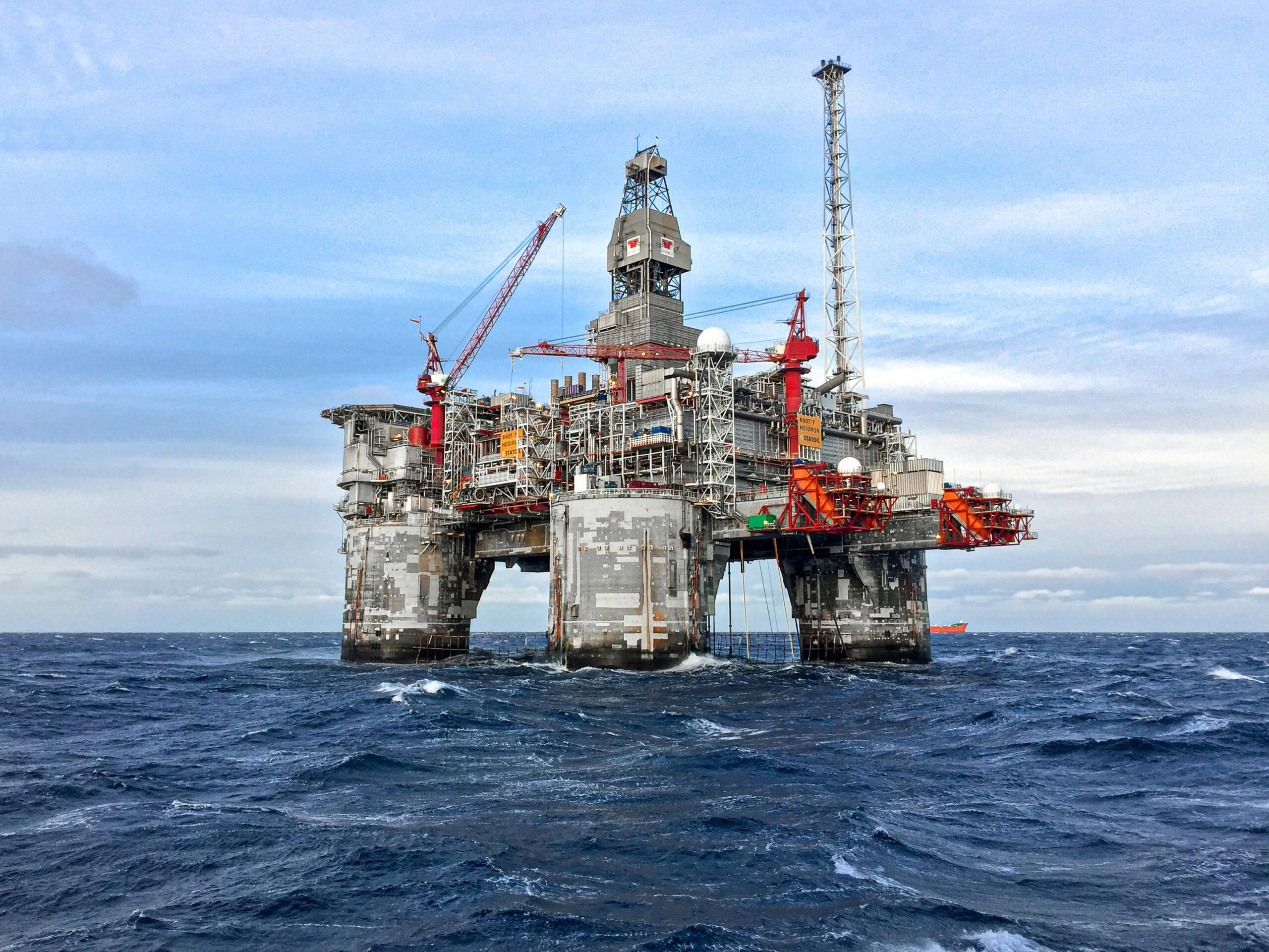 Opep+ decide ampliar produção de petróleo um ano antes do previsto