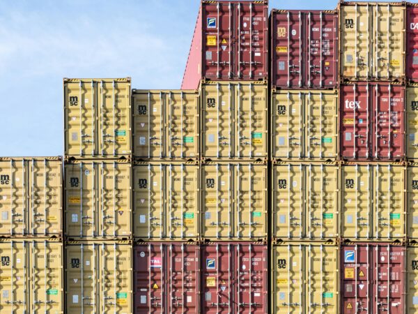 Exportações aos EUA tiveram queda em agosto, afetadas por aumento de tarifas, revela Amcham