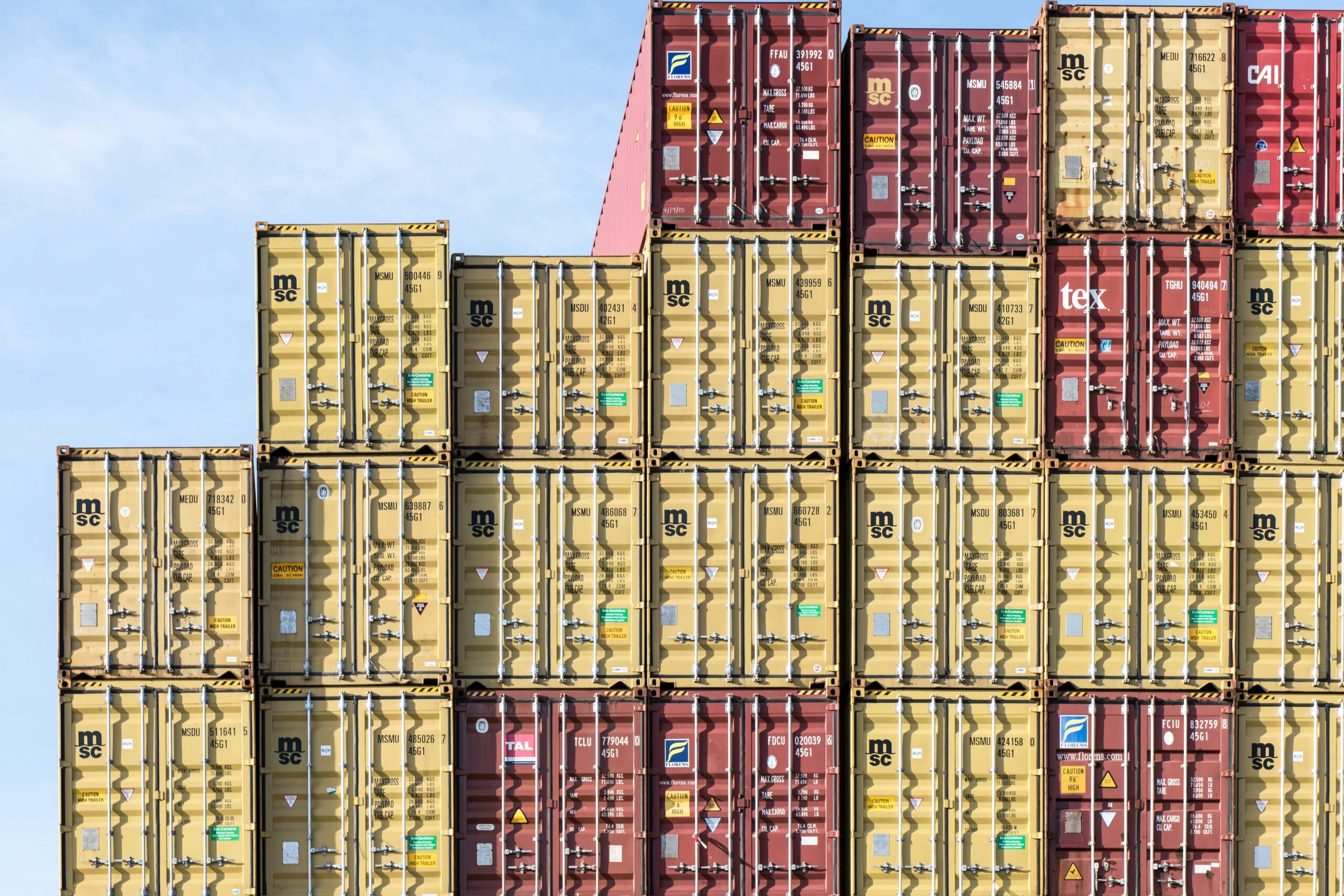 Exportações aos EUA tiveram queda em agosto, afetadas por aumento de tarifas, revela Amcham