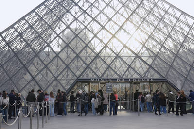 Museu do Louvre reabre pela primeira vez após o roubo de joias no domingo
