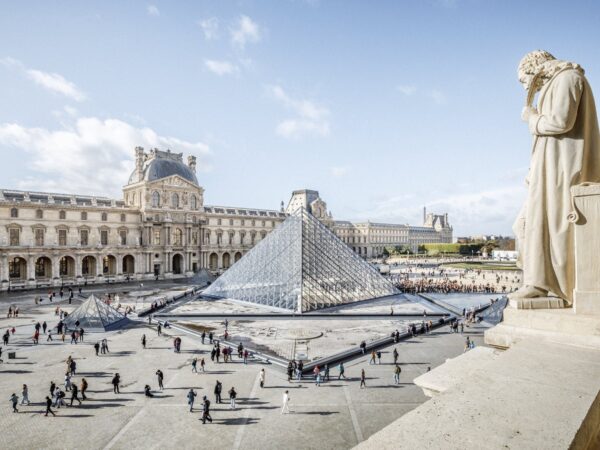 As autoridades francesas estimaram o valor das joias roubadas do Louvre em 88 milhões de euros