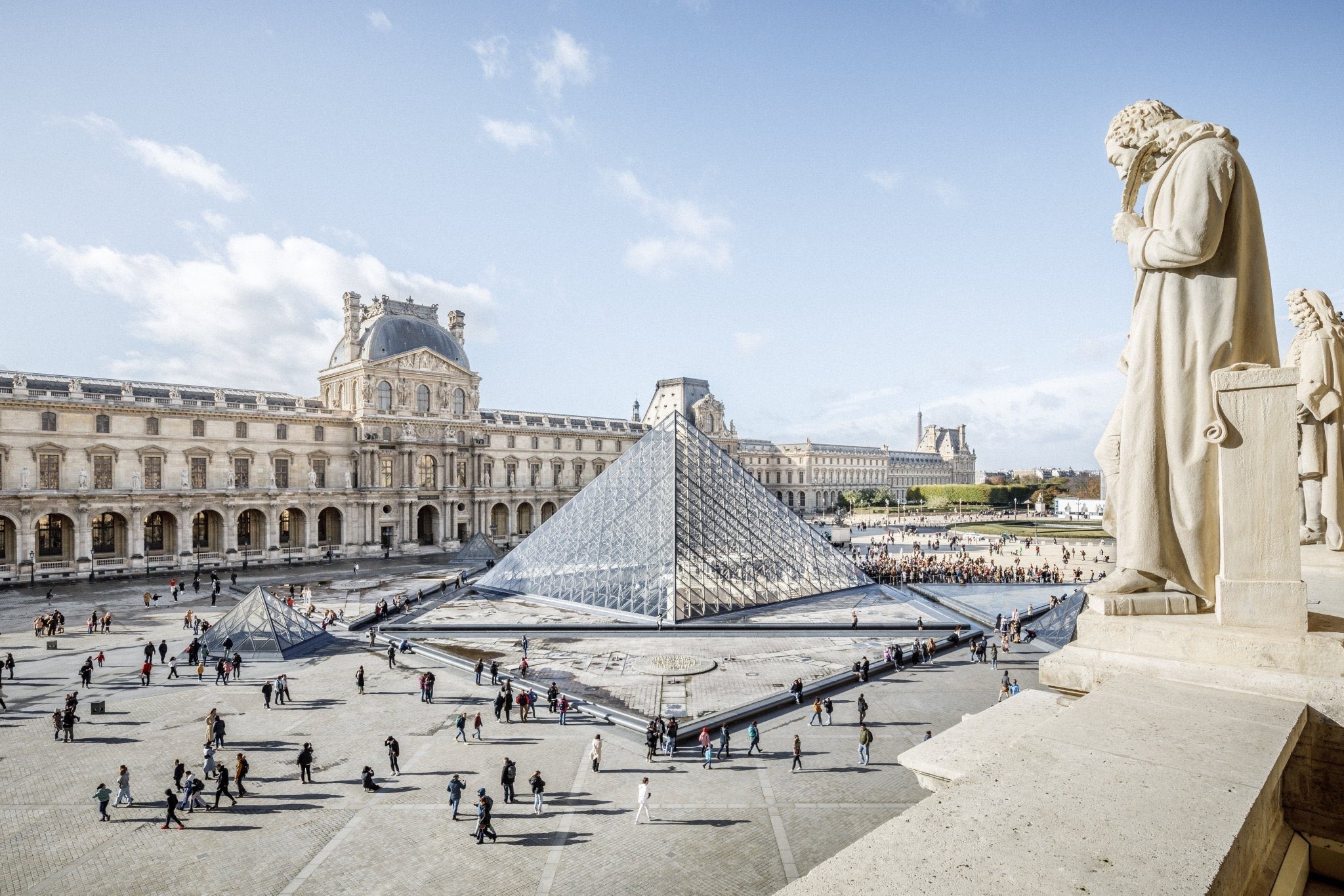 As autoridades francesas estimaram o valor das joias roubadas do Louvre em 88 milhões de euros