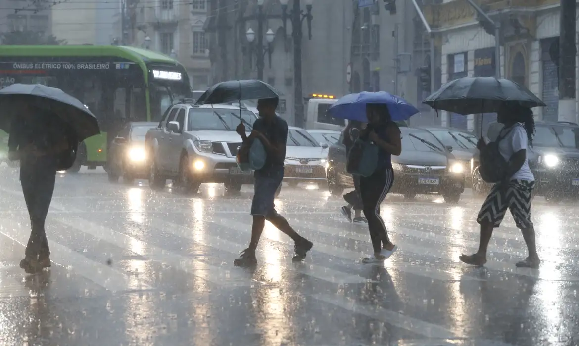 São Paulo ainda tem mais de 45 mil imóveis sem luz devido às chuvas