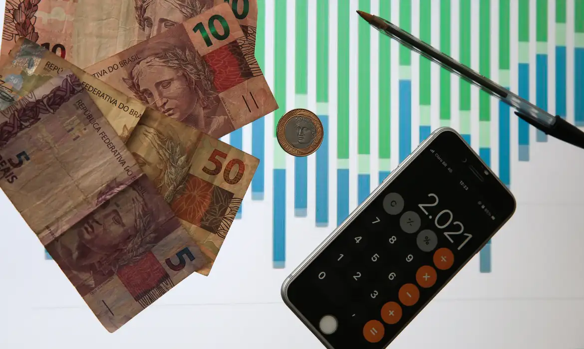FMI eleva projeção de crescimento do PIB global em 2025 para 3,2% e mantém de 2026 em 3,1%