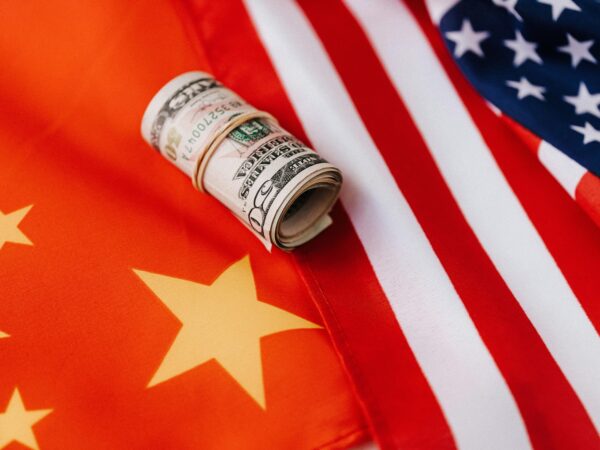 China reage a ameaça de tarifa de 100% de Trump e diz que poderá tomar medidas