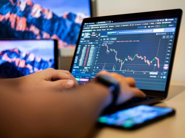 Bolsa volta a bater recorde e dólar cai para R$ 5,36