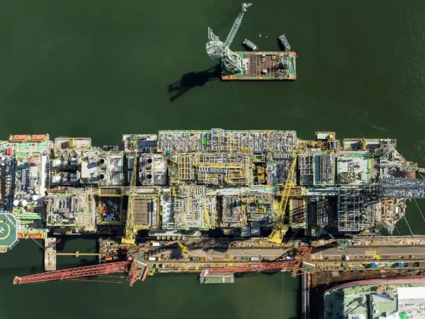 Nova plataforma chega ao pré-sal e pode aumentar produção em 20%