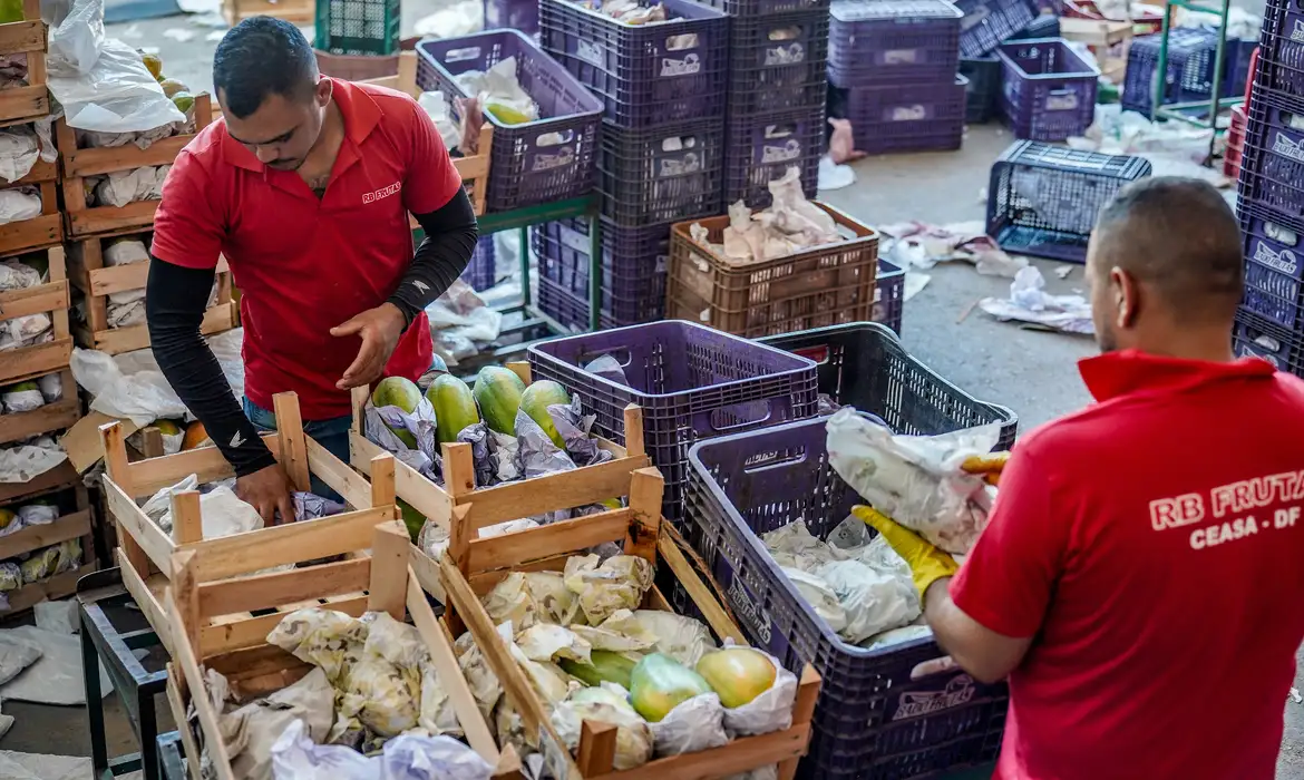 Inflação desacelera em outubro; alimentos caem pelo 5º mês