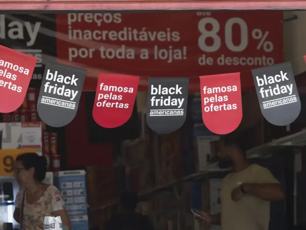 Black Friday 2025: Parcelamento e benefícios colocam o cartão de crédito no centro das compras, aponta pesquisa da Fiserv