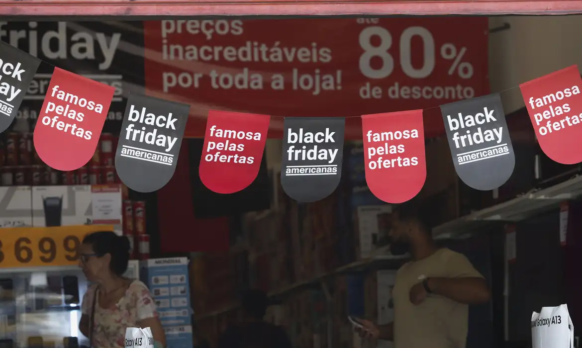Black Friday 2025: Parcelamento e benefícios colocam o cartão de crédito no centro das compras, aponta pesquisa da Fiserv