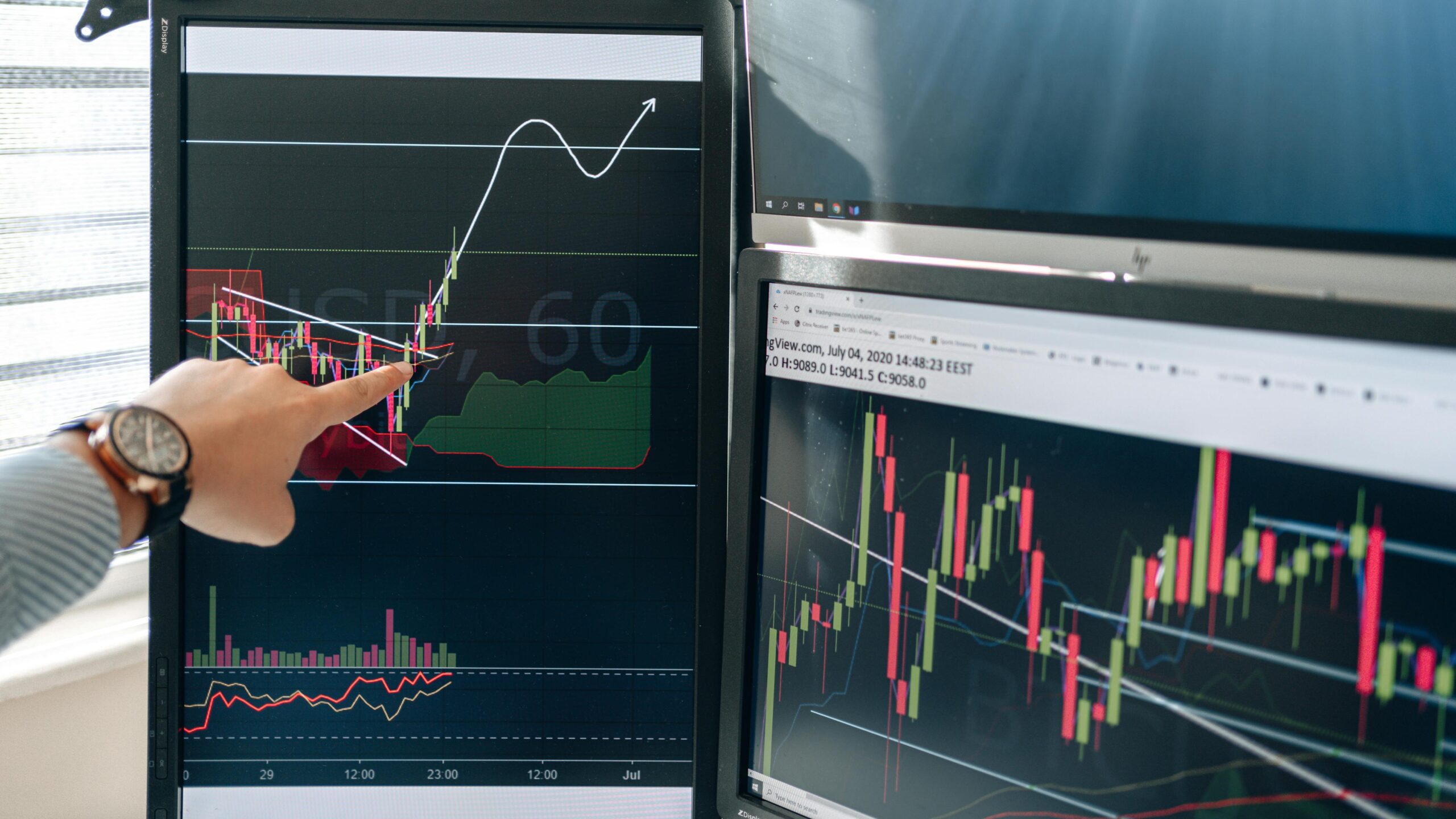 Bolsa volta a subir e atinge inéditos 153 mil pontos em dia de Copom