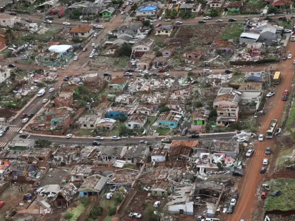 Ainda é impossível mensurar todos os danos do tornado, diz ministro