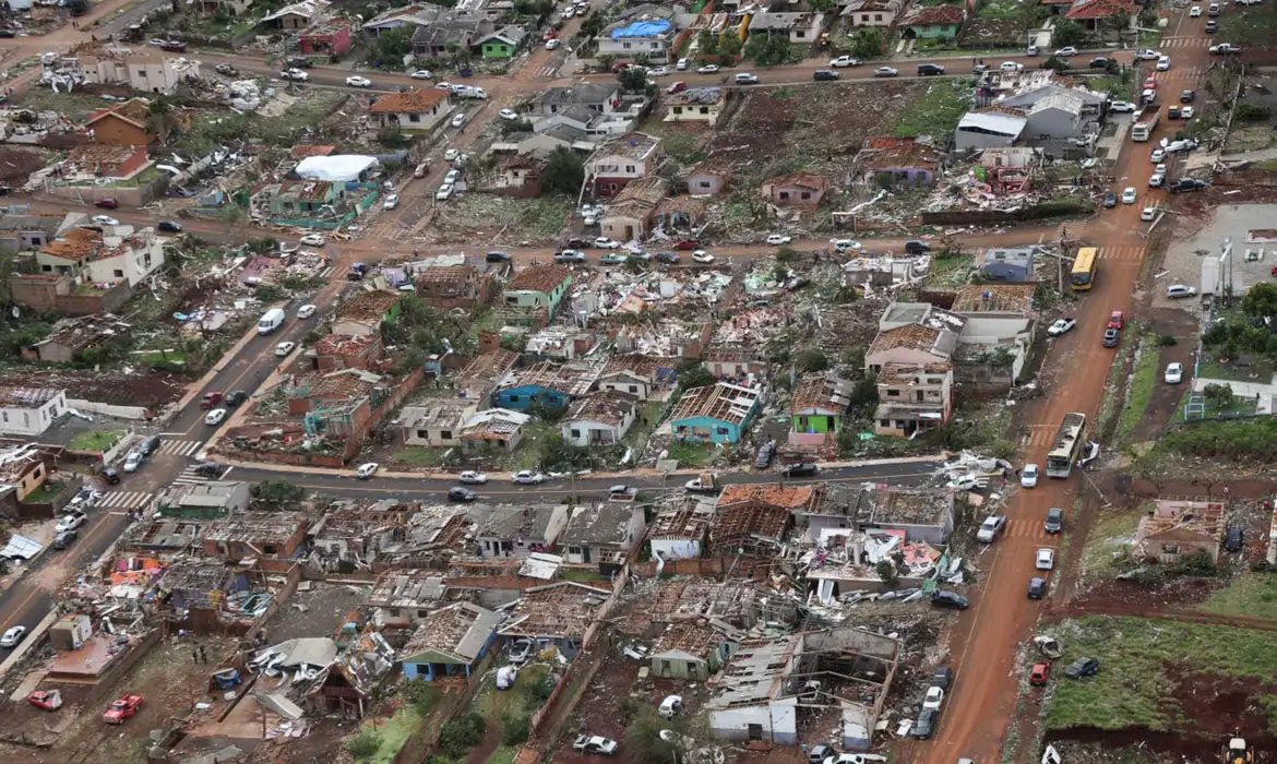 Ainda é impossível mensurar todos os danos do tornado, diz ministro