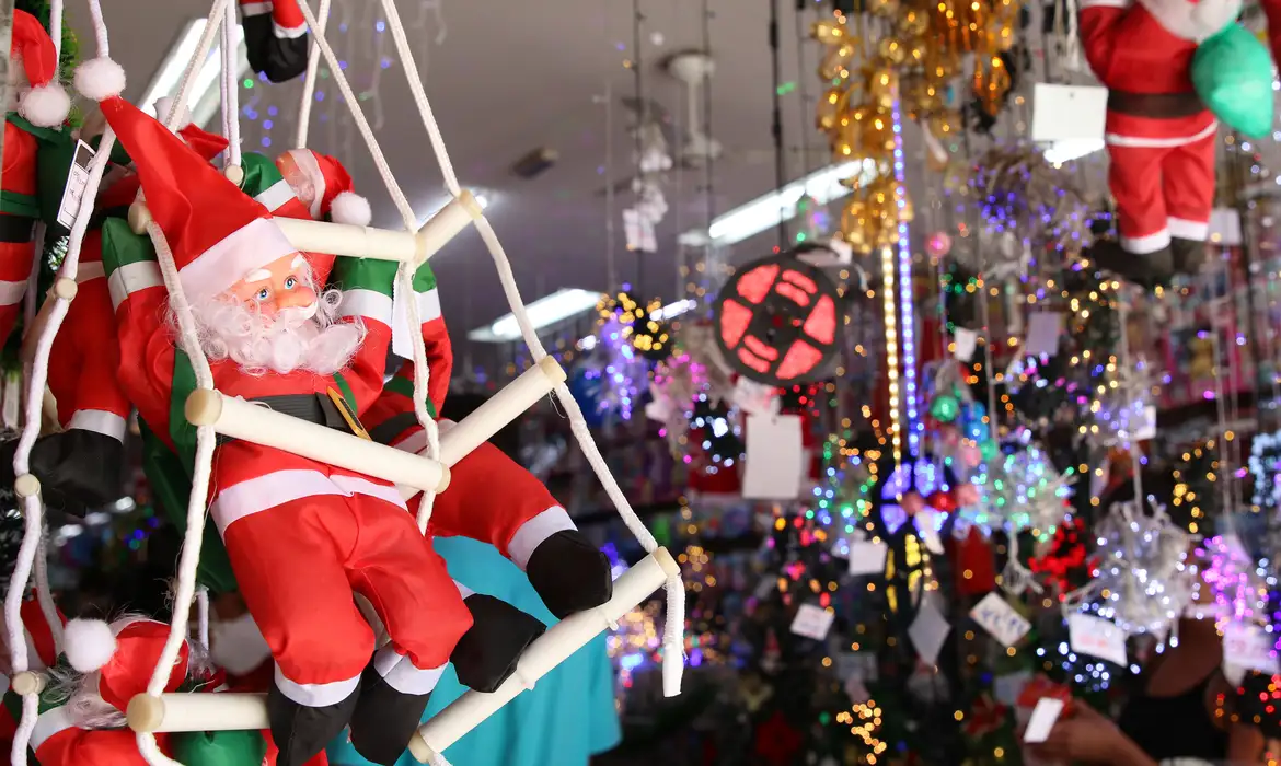 Vendas no varejo para o Natal devem somar R$ 72,71 bi e crescer 2,1% ante 2024, aponta CNC