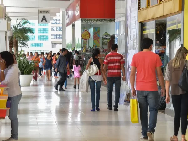 Confiança do consumidor sobe 0,4 ponto em dezembro ante novembro, revela FGV