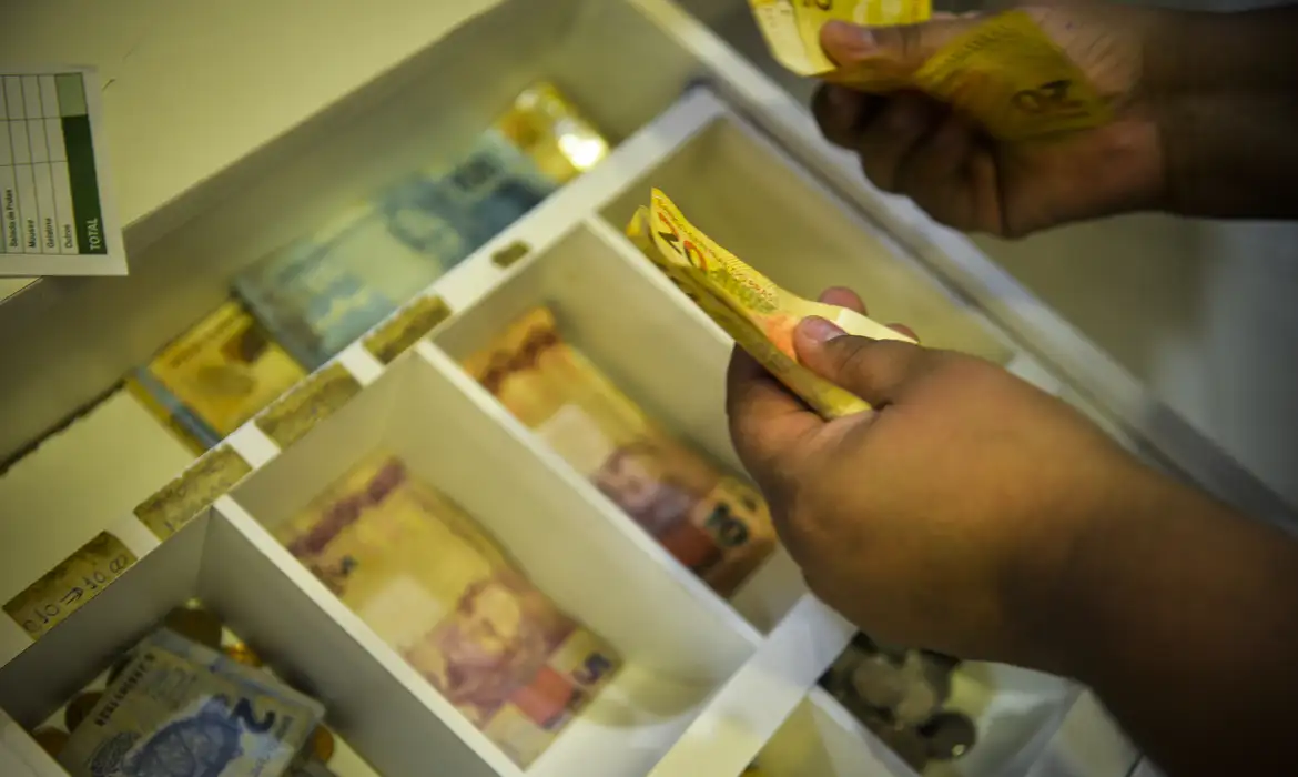 Inflação que reajusta o salário mínimo fecha em 4,18%