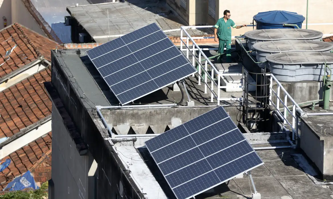 Chegada do verão impulsiona novos negócios e reforça o potencial de empreender com energia solar no Brasil
