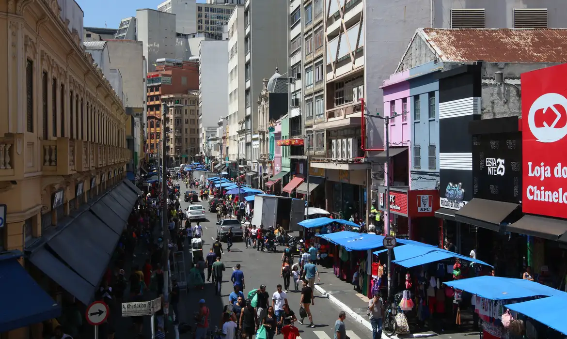 Vendas do varejo paulista devem crescer 5% em 2025, prevê FecomercioSP
