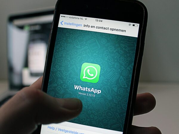 Brasileiro está falando menos de política no WhatsApp, mostra estudo