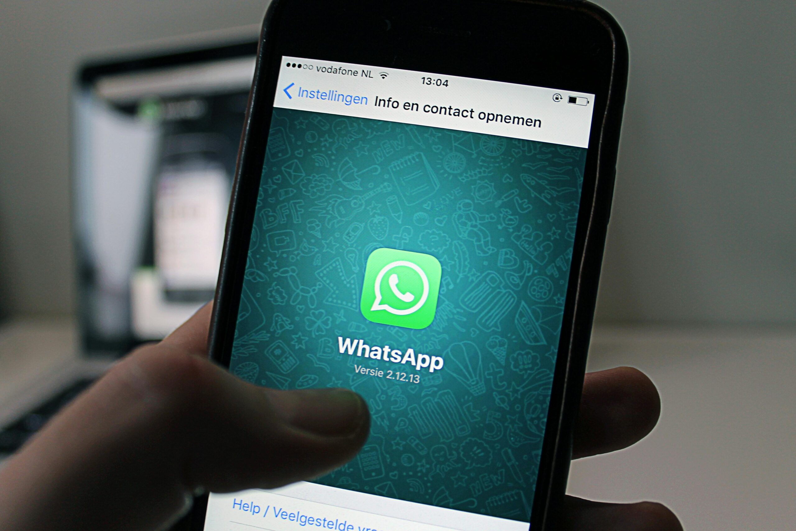 Brasileiro está falando menos de política no WhatsApp, mostra estudo