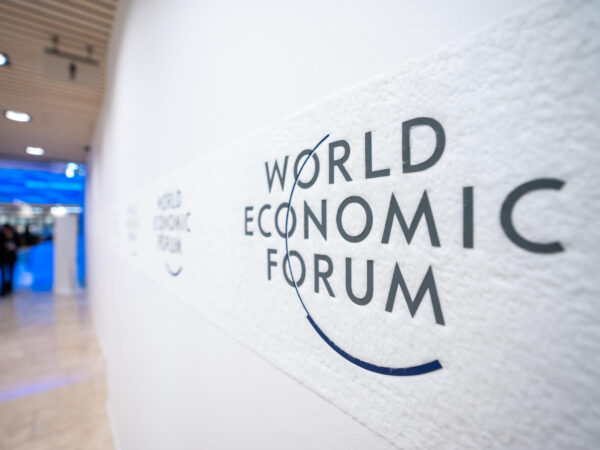 Fórum Econômico Mundial: Cooperação global mostra resiliência diante de incertezas globais