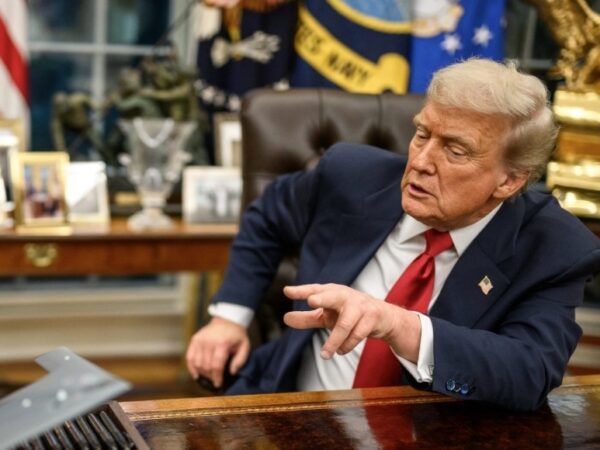Donald Trump anuncia tarifas de 25% contra todos os países que mantêm relações comerciais com o Irã