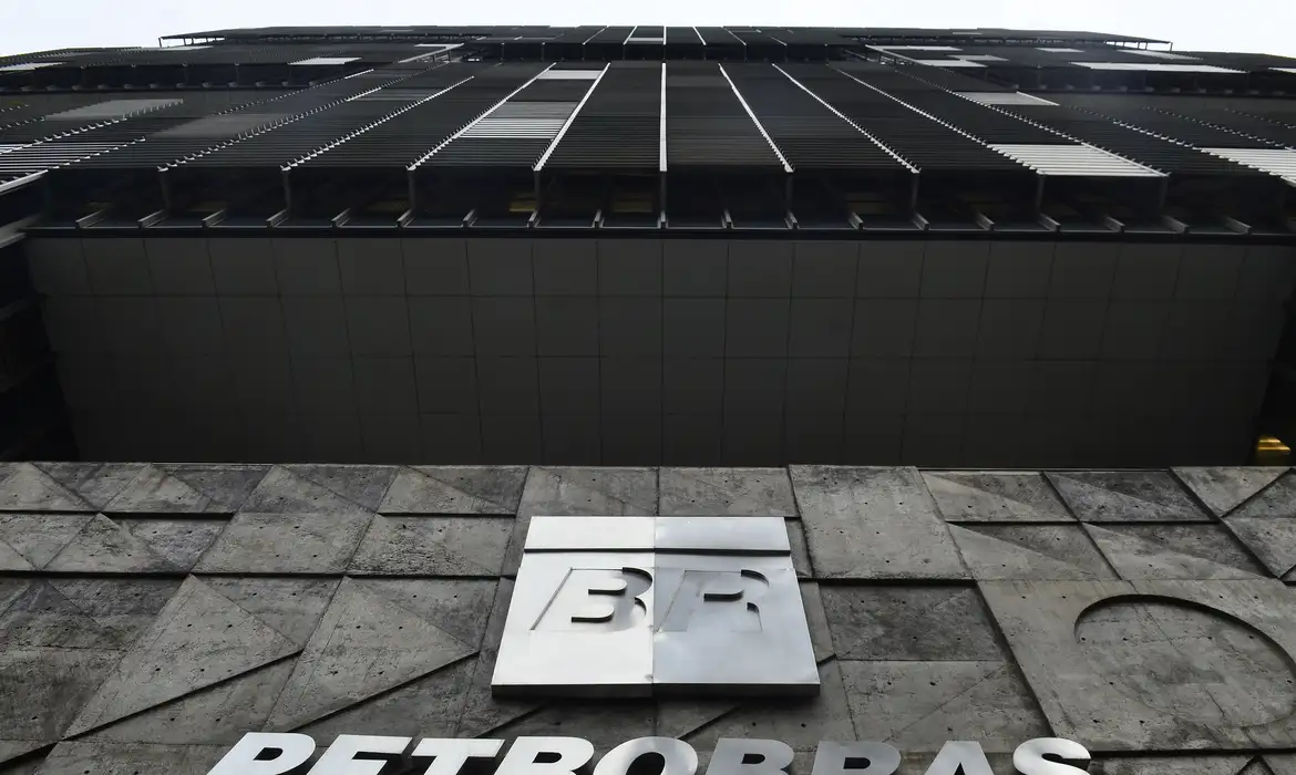 Petrobras reduz preço da gasolina em 5,2% a partir desta terça
