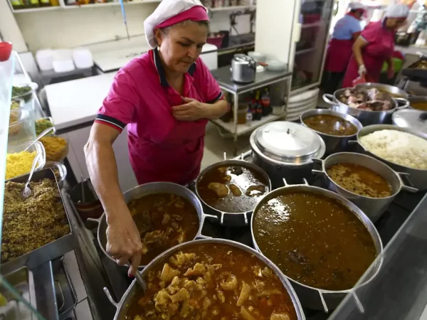 Cresce contratação de pessoas 50+ no comércio e nos serviços em SP