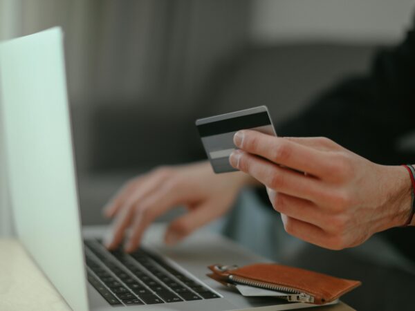 64% dos brasileiros já usam cartões virtuais, aponta pesquisa da Pluxee