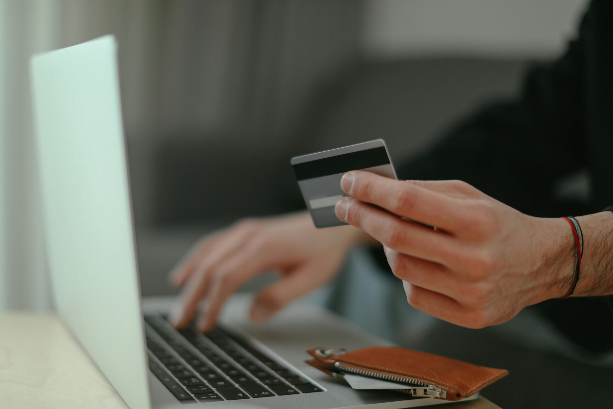 64% dos brasileiros já usam cartões virtuais, aponta pesquisa da Pluxee