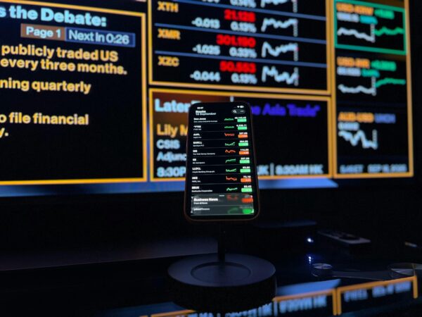 Bolsa bate recorde e fecha acima dos 166 mil pontos pela primeira vez