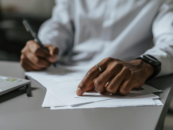 Brasil deve ter o maior déficit fiscal na América Latina em 2026, diz Shelly Shetty, da Fitch