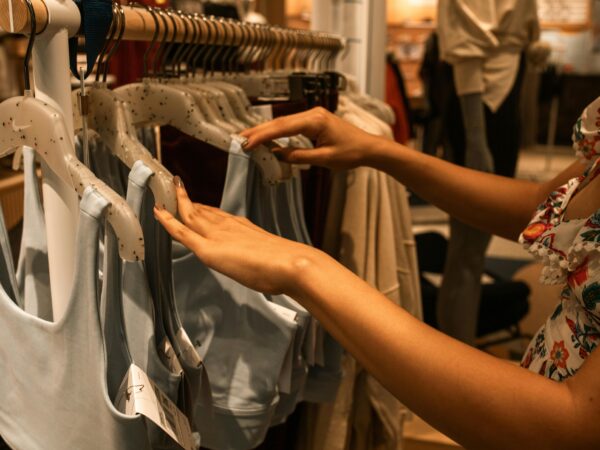 Após pico de vendas, empresas buscam estratégias para fidelizar consumidores, especialista explica
