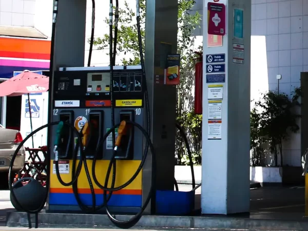 Pesquisa mostra que em janeiro o etanol subiu mais que a gasolina na cidade de SP