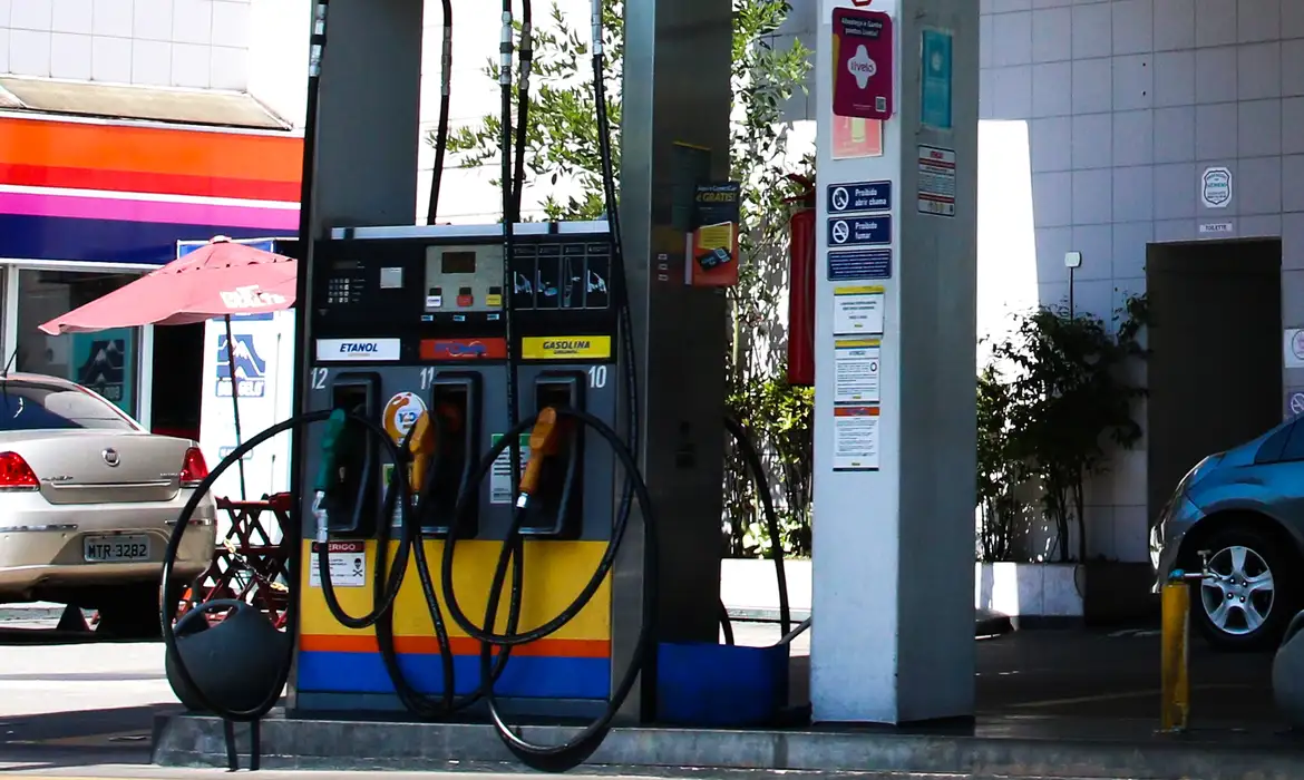 Pesquisa mostra que em janeiro o etanol subiu mais que a gasolina na cidade de SP