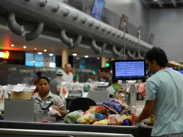 Governo adia por 90 dias regra sobre trabalho no comércio em feriados